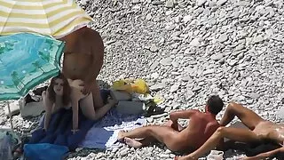 Aasia fucks tema tihe sels porno pilu koos dildo ees theeb